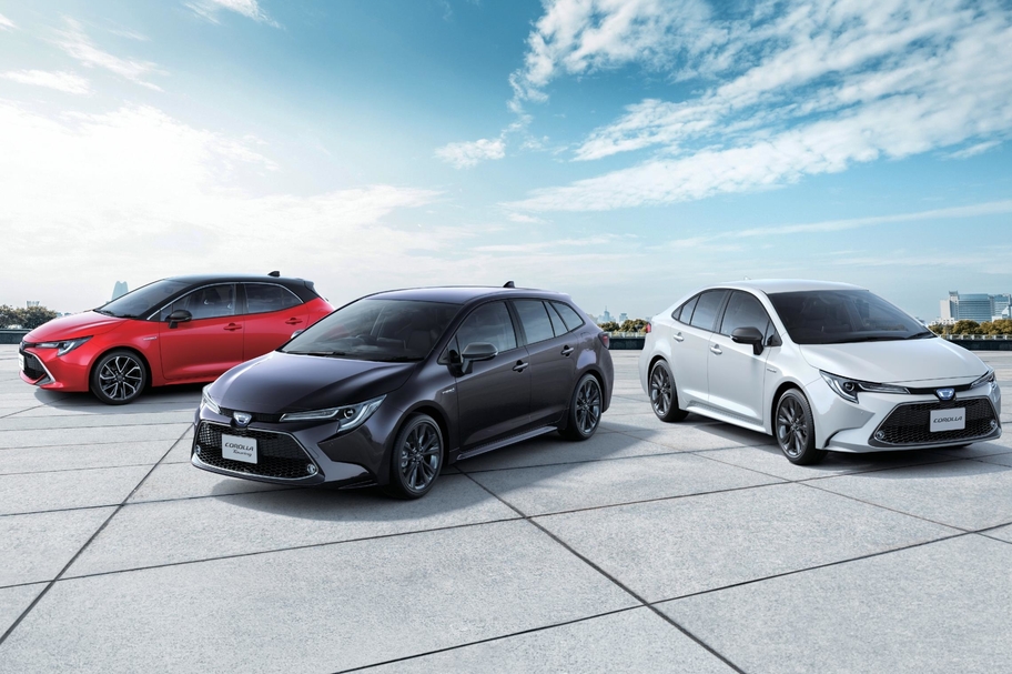 ［右］カローラ HYBRID W×B（2WD）