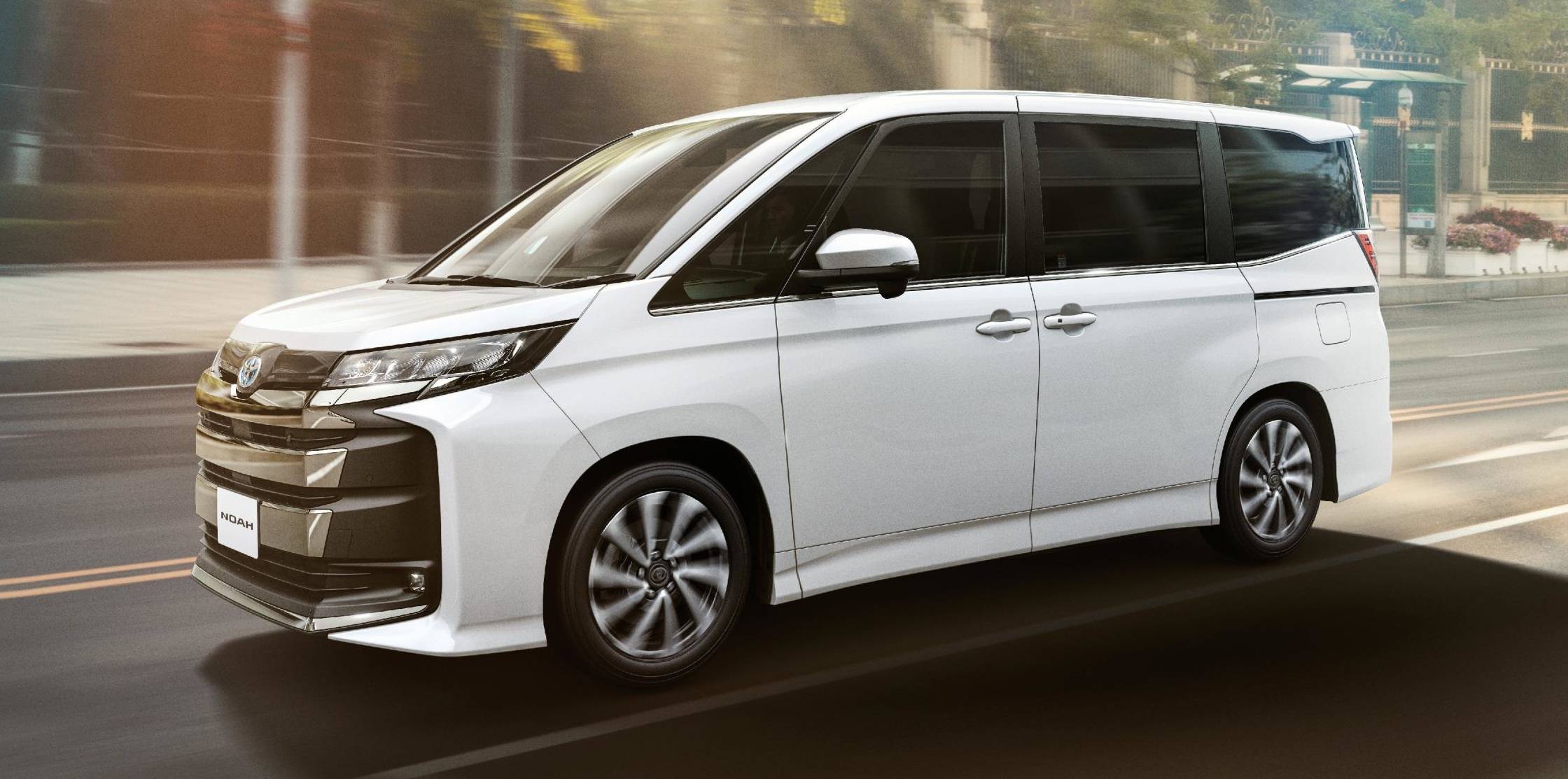 新型ノアの維持費はどのくらい 気になる税金 保険 車検 ガソリン代などを詳しく解説 トヨタカローラ博多