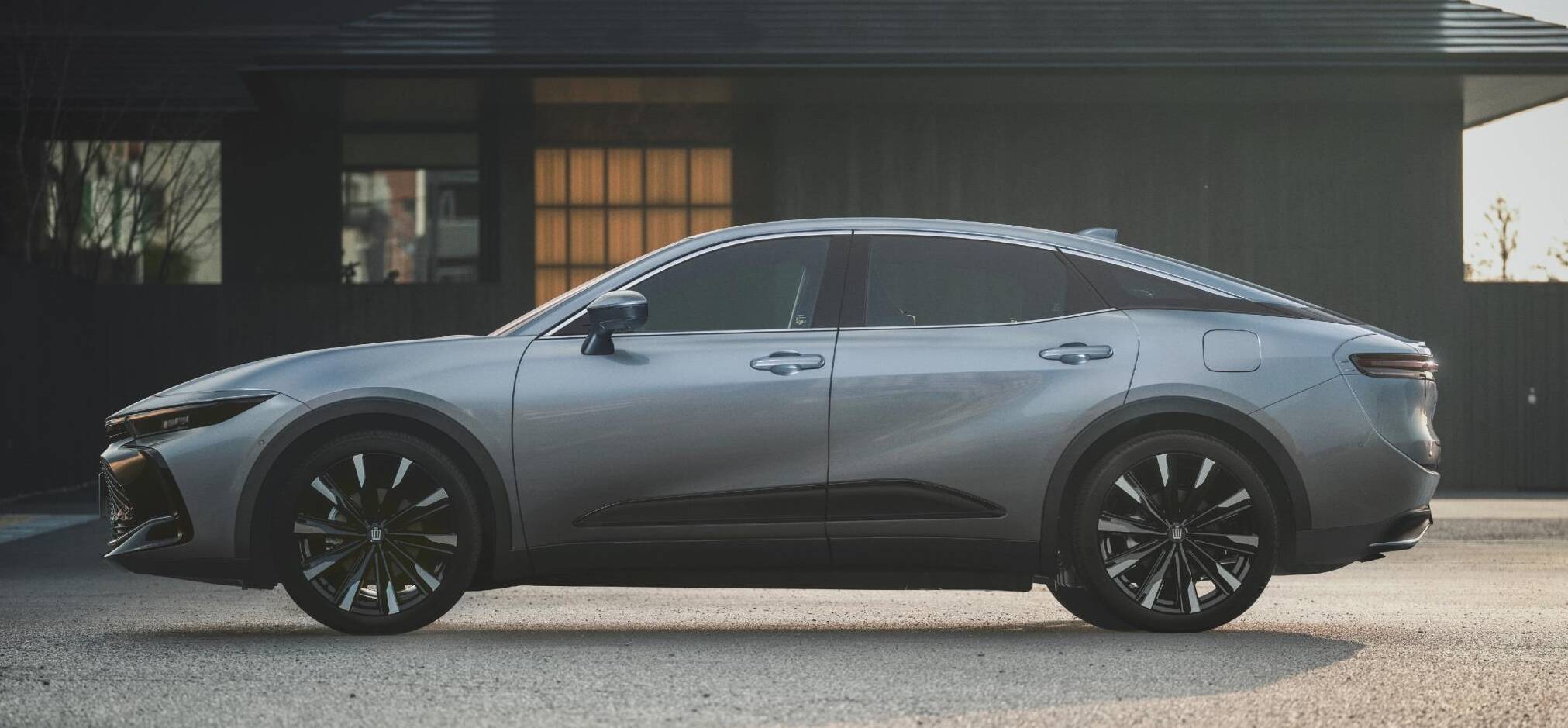 トヨタ カローラ プルバックカー クラウン プリウス ノア ライズ クロス 他 クラウンクロスオーバーのサイズは？グレード別ボディ・室内サイズを