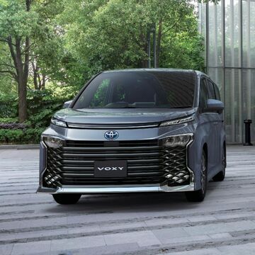 左からヴォクシー HYBRID S-Z