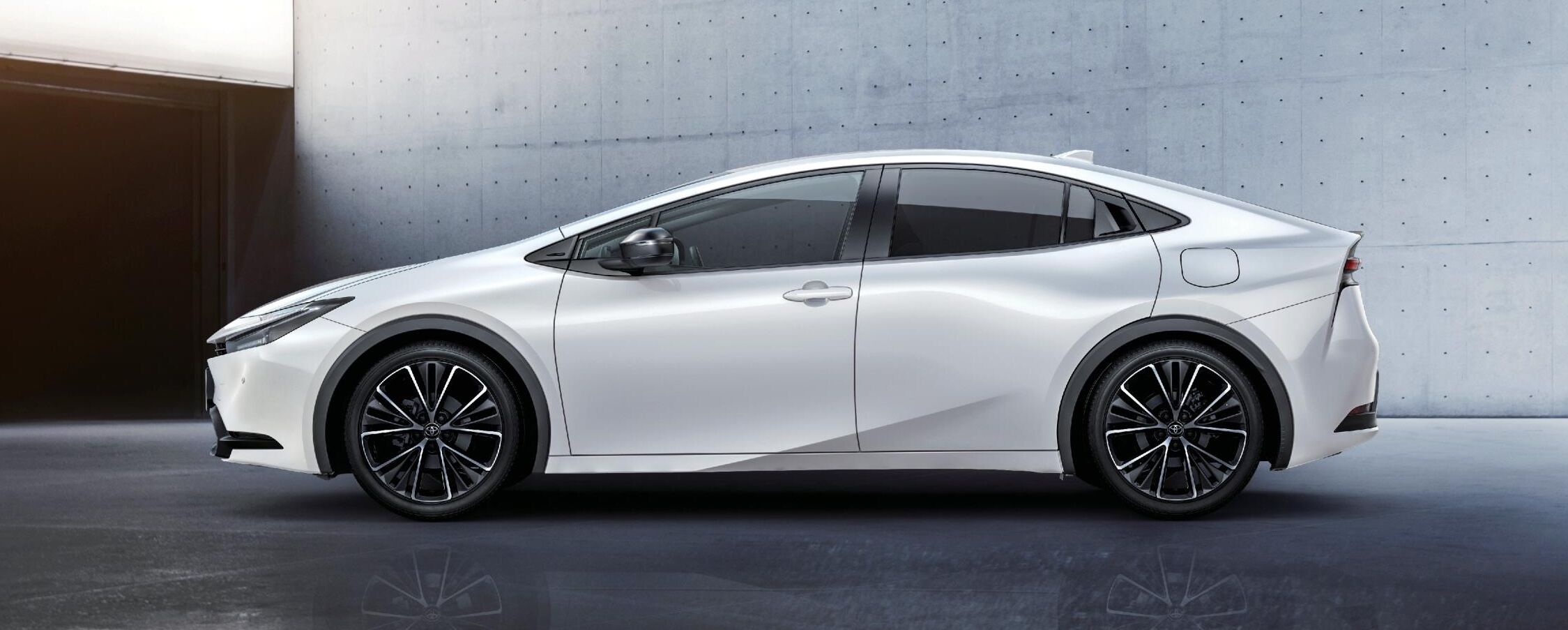 2024年】新型プリウスの特徴！デザイン・燃費、走行・安全性能の魅力