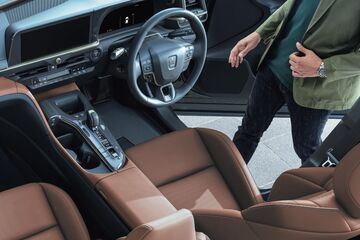 【モデル入り素材】SPORT Z（2.5Lハイブリッド車）