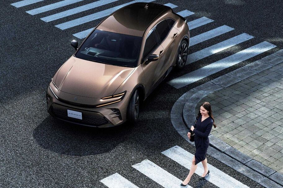 【モデル入り素材】SPORT Z(2.5Lハイブリッド車)