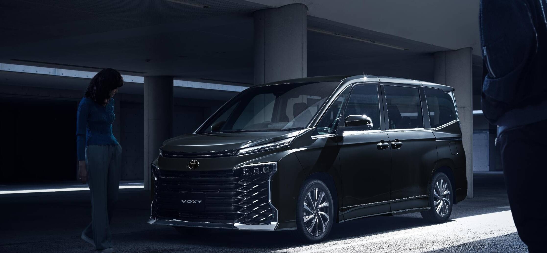 ヴォクシーのグレード別の特徴！サイズ・価格・カラー、燃費を比較