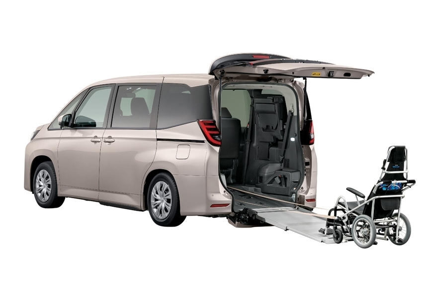 ●車いす仕様車“タイプⅡ（サードシート付）”　X（ガソリン・2WD・8人乗り）車いす仕様車“タイプⅡ（サードシート付）”